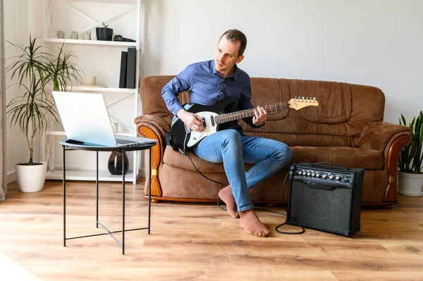 Man è mostra come suonare la chitarra elettrica — Foto Stock