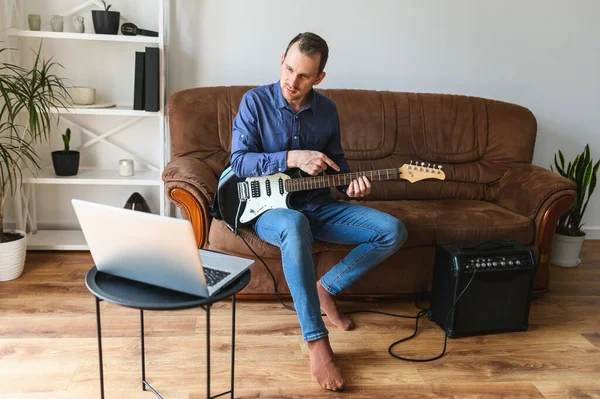 Man è mostra come suonare la chitarra elettrica — Foto Stock