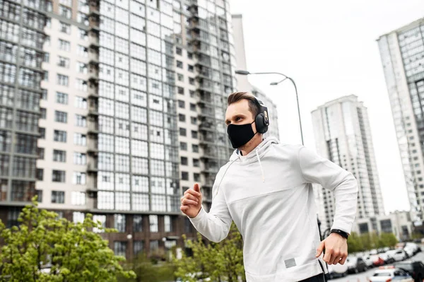 격리되어 있는 동안 밖에서 일하는 사람 — 스톡 사진