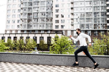 Adam karantina sırasında dışarıda egzersiz yapıyor.