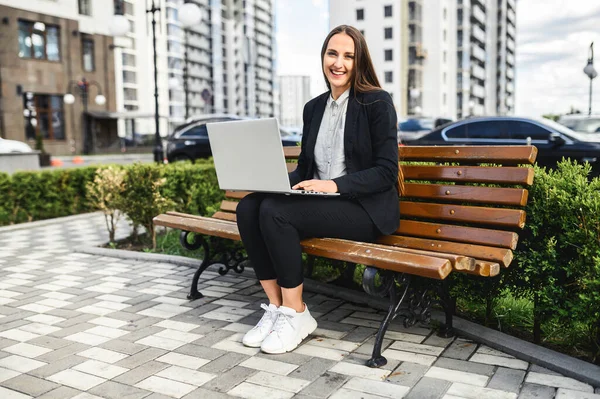 Frilansande kvinna använder laptop för arbete utomhus — Stockfoto