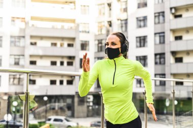 Genç bayan tıbbi maske takıyor.