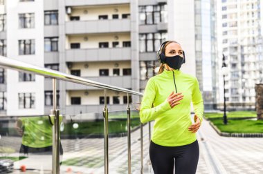 Genç bayan tıbbi maske takıyor.