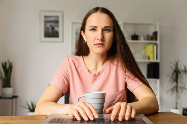 Giyim kuşam giymiş çekici bir kadının webcam görüntüsü