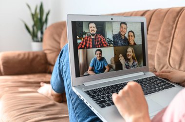 Bilgisayarı video görüşmesi için kullanan genç kadın, yakınlaştır