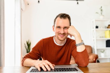 Günlük giysiler içindeki çekici adamın webcam görüntüsü