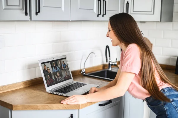 Молода жінка використовує ноутбук для відеодзвінків, збільшення — стокове фото