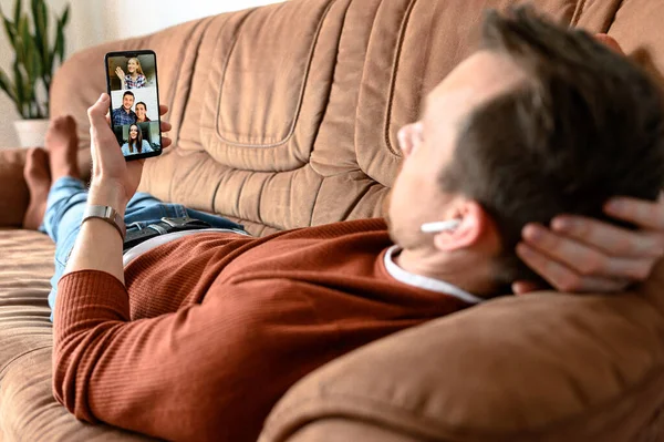 Ein Mann benutzt Telefon für Videoanrufe, Zoom — Stockfoto