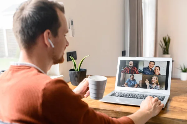 Facet używa laptopa do rozmów wideo, zoom — Zdjęcie stockowe