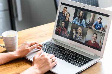 Laptop ekranında video toplantısı, yakınlaştırma uygulaması