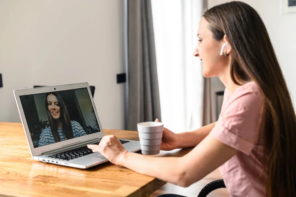 Uma jovem mulher usando laptop para chamada de vídeo, zoom — Fotografia de Stock