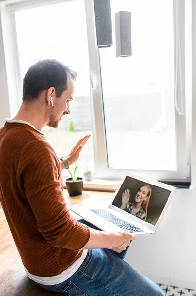 Um cara está usando laptop para chamada de vídeo, zoom — Fotografia de Stock