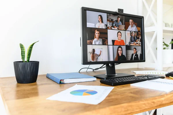 Tela do PC com videoconferência na mesa — Fotografia de Stock