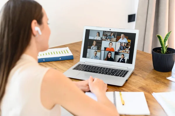 Kobieta używa aplikacji na laptopie do połączenia wideo — Zdjęcie stockowe