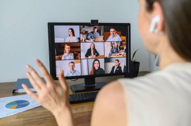 Kadın video bağlantısı için uygulama kullanıyor, video çağrısı