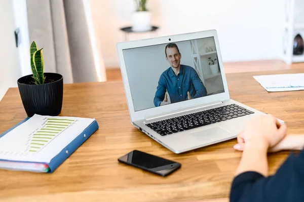 Hombre en camisa casual inteligente en la pantalla del ordenador portátil — Foto de Stock