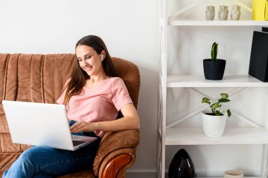 Bir kız görüntülü arama için laptop kullanıyor, zoom