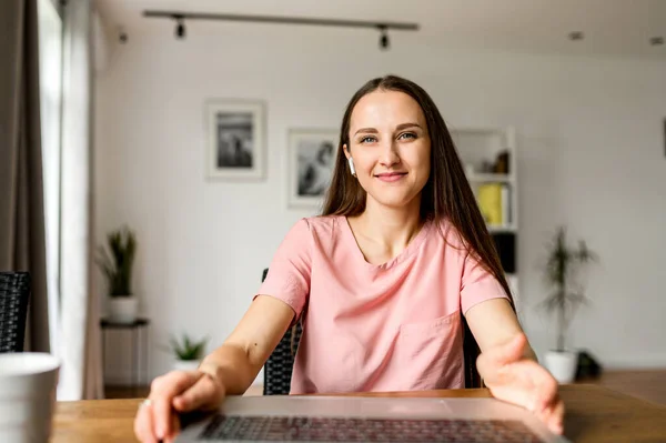 Webcam-Ansicht einer attraktiven Frau in Freizeitkleidung — Stockfoto