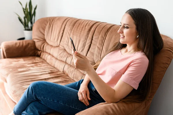 Uma menina está usando smartphone para chamada de vídeo, zoom — Fotografia de Stock