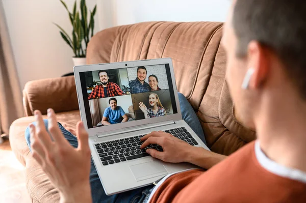 Facet używa laptopa do rozmów wideo, zoom — Zdjęcie stockowe