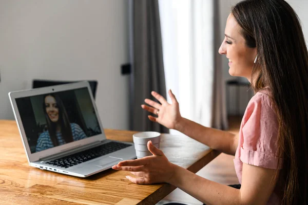 Bilgisayarı video görüşmesi için kullanan genç bir kadın, yakınlaştır — Stok fotoğraf