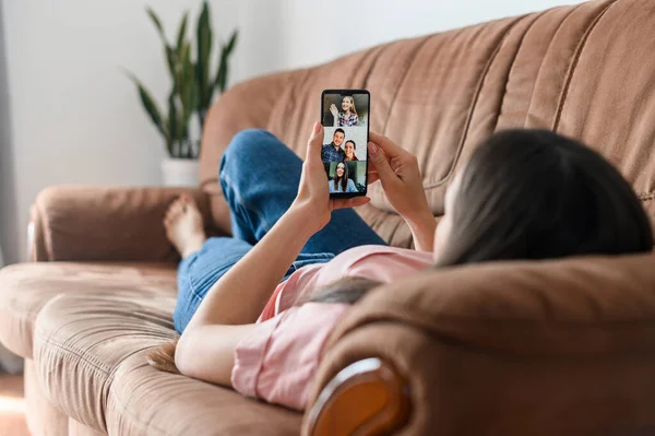 Uma menina está usando smartphone para chamada de vídeo, zoom — Fotografia de Stock