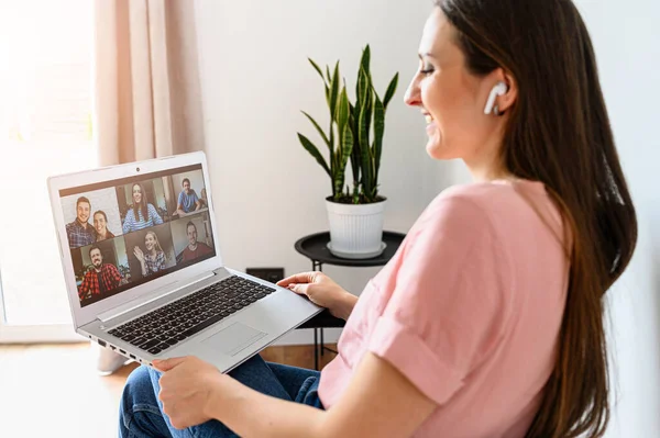 Młoda kobieta używająca laptopa do rozmów wideo, zoom — Zdjęcie stockowe