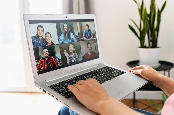 Une jeune femme utilisant un ordinateur portable pour un appel vidéo, zoom — Photo