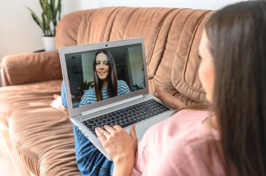 Bilgisayarı video görüşmesi için kullanan genç kadın, yakınlaştır