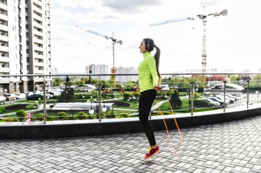 Spor giyim sektöründe genç bir kadın.