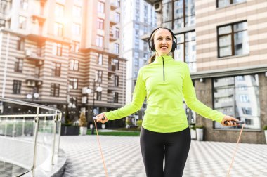 Spor giyim sektöründe genç bir kadın.