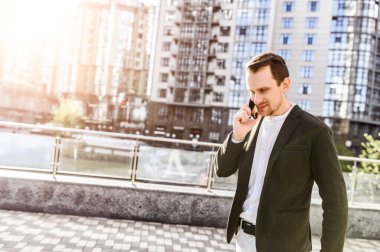 Şehirde şık giyinmiş genç bir adam.