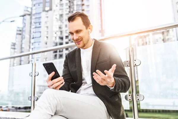 Un jeune homme appelle par connexion vidéo — Photo