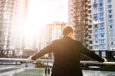 Şehirde şık giyinmiş genç bir adam.