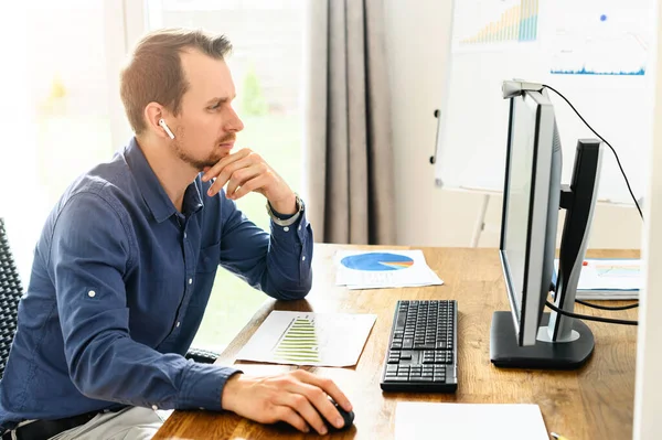 Un hombre joven está usando PC para el trabajo de oficina —  Fotos de Stock