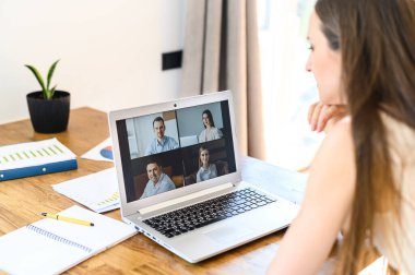 Kadın video bağlantısı için dizüstü bilgisayarda uygulama kullanıyor