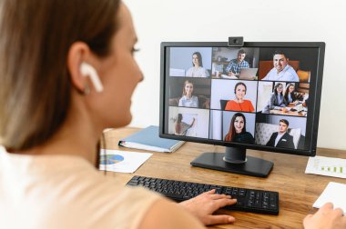 Kadın video bağlantısı için uygulama kullanıyor, video çağrısı