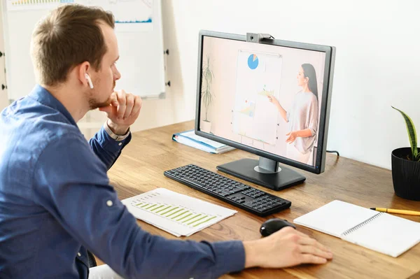 Un ragazzo sta guardando video di formazione, webinar — Foto Stock