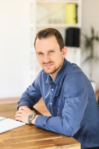 A young handsome man in formal shirt i — Stock Photo, Image