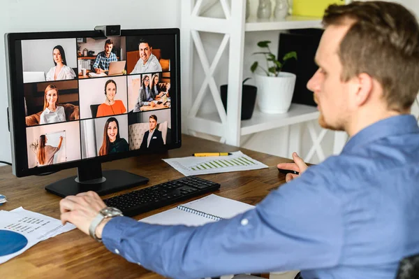 Un hombre está utilizando la aplicación para la conexión de vídeo — Foto de Stock