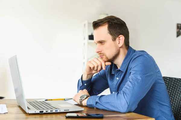 Knappe man gebruikt laptop voor werk — Stockfoto