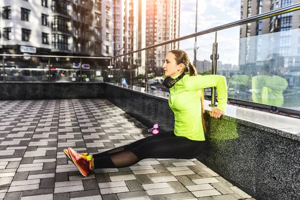Mujer en ropa deportiva está haciendo ejercicio al aire libre — Foto de Stock