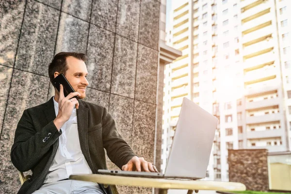 El hombre en ropa casual inteligente está trabajando con el ordenador portátil — Foto de Stock