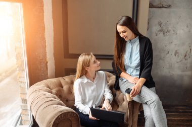 Ofiste iki genç bayan meslektaşım var.