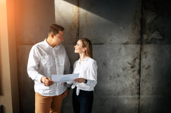 Hombre y mujer con documentos en las manos — Foto de Stock