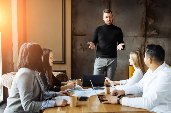 Présentation des objectifs et des stratégies au bureau — Photo