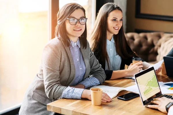 Portret van twee medewerkers in slim casual — Stockfoto