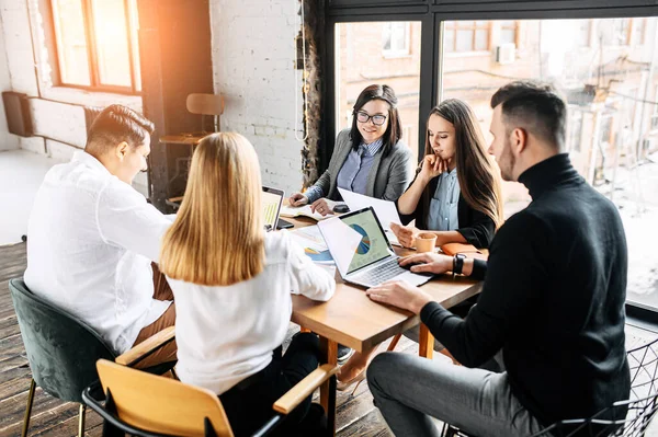 Teamarbeit junger und ehrgeiziger Menschen — Stockfoto