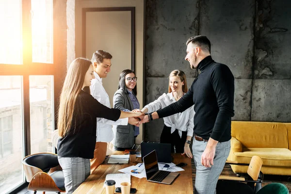 Mani impilate insieme, segno e simbolo del lavoro di squadra — Foto Stock