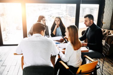 Genç ve hırslı insanların takım çalışması.